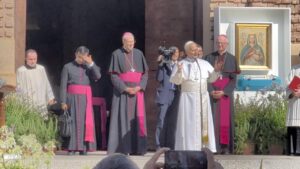 L'abbraccio dei fedeli a papa Leone XIV nella storica visita a Pavia