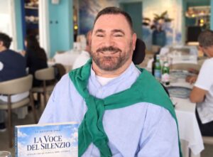 Un tuffo e la tetraplegia a 17 anni, ora la sua rinascita in un libro