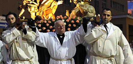 Alessandro Varaldo (al centro) durante la Processione del Venerdì Santo 2014