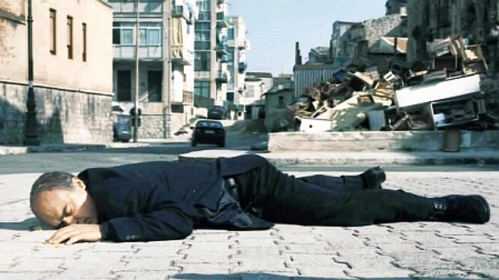 Don Giuseppe Puglisi (Luca Zingaretti) in una scena del film