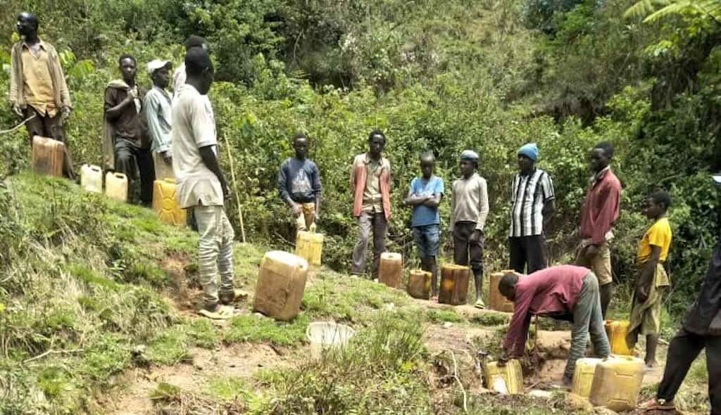 I lavori di realizzazione del pozzo d'acqua potabile a Bwatemba, in Burundi