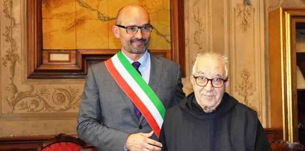 Carlo Sciandra 01 Padre Carlo Sciandra con il sindaco Ugo Frascherelli
