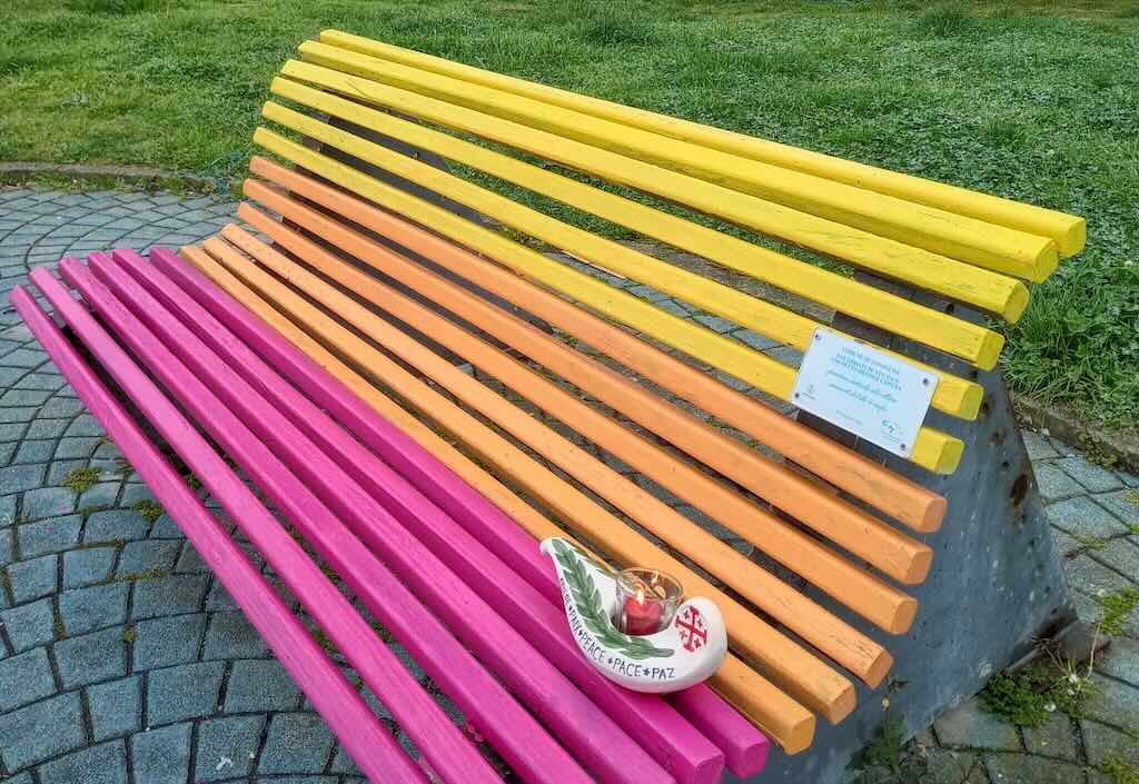 La panchina dedicata alle vittime innocenti di tutte le mafie a Cogoleto