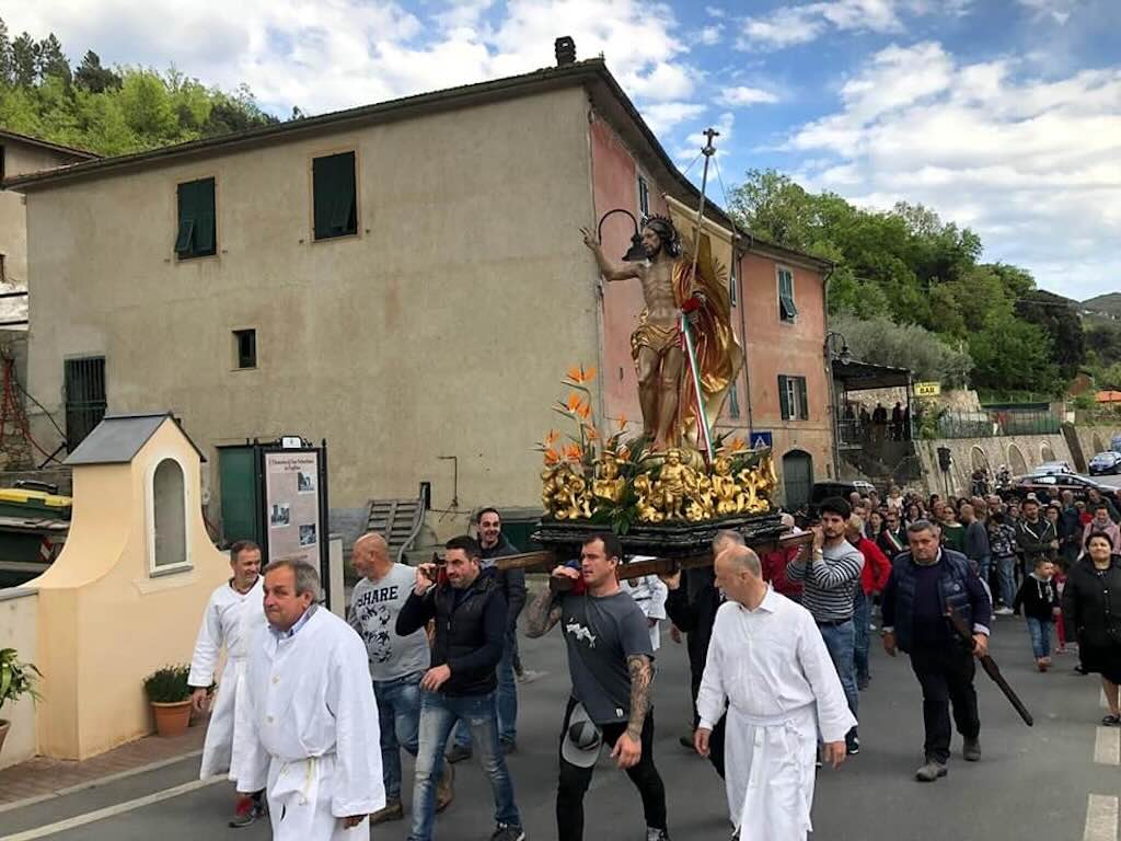 Feglino processione Cristo Risorto 01 La processione con la statua del Cristo Risorto a Feglino