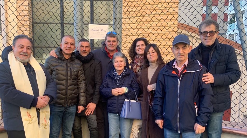 La targa in ricordo di Daniele Fresu a Finalmarina