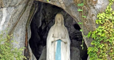 La statua di Nostra Signora di Lourdes