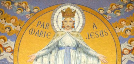 La Beata Vergine Maria del Rosario in un mosaico della basilica di Lourdes