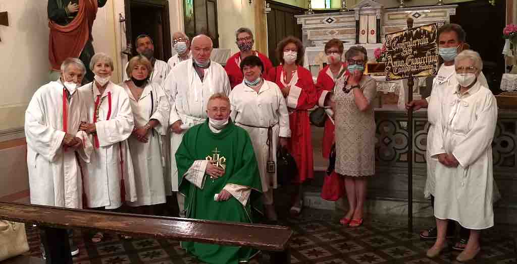 Don Marco Fossile con la Confraternita Sant'Anna di Cadibona