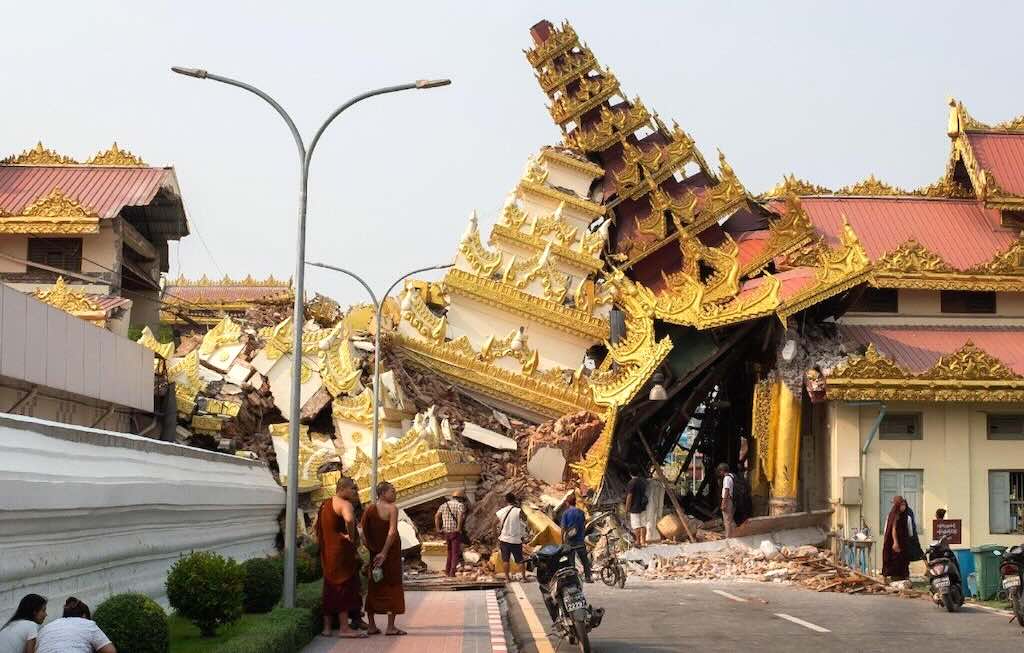 Il crollo del Maha Myat Muni Pagoda a seguito del sisma in Myanmar (ANSA)