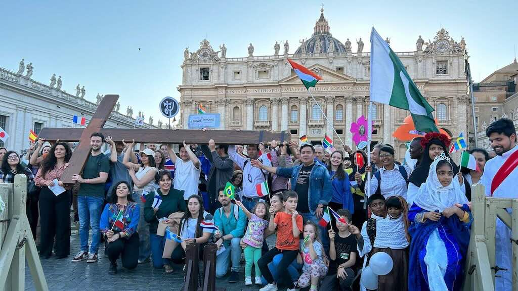 Ragazzi e giovani in piazza San Pietro in Vaticano
