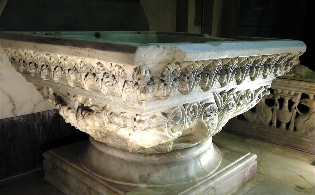 Savona Cattedrale fonte battesimale 02 La Cattedrale Nostra Signora Assunta di Savona