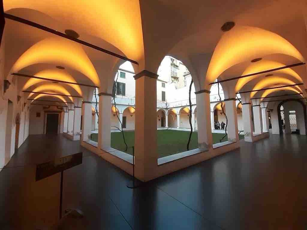 Savona Chiostro Francescano sera 01 Il Chiostro Francescano della Cappella Sistina di Savona