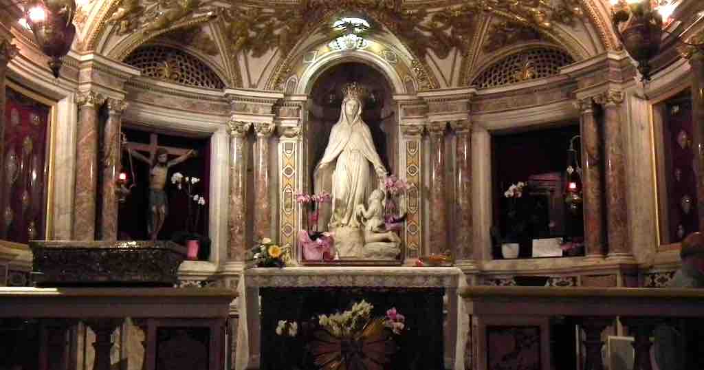 La statua di Nostra Signora di Misericordia al santuario di Savona