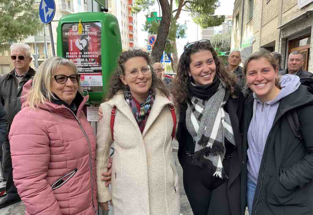 L'inaugurazione del defibrillatore in memoria di Sandro e Lilli Varaldo a Savona