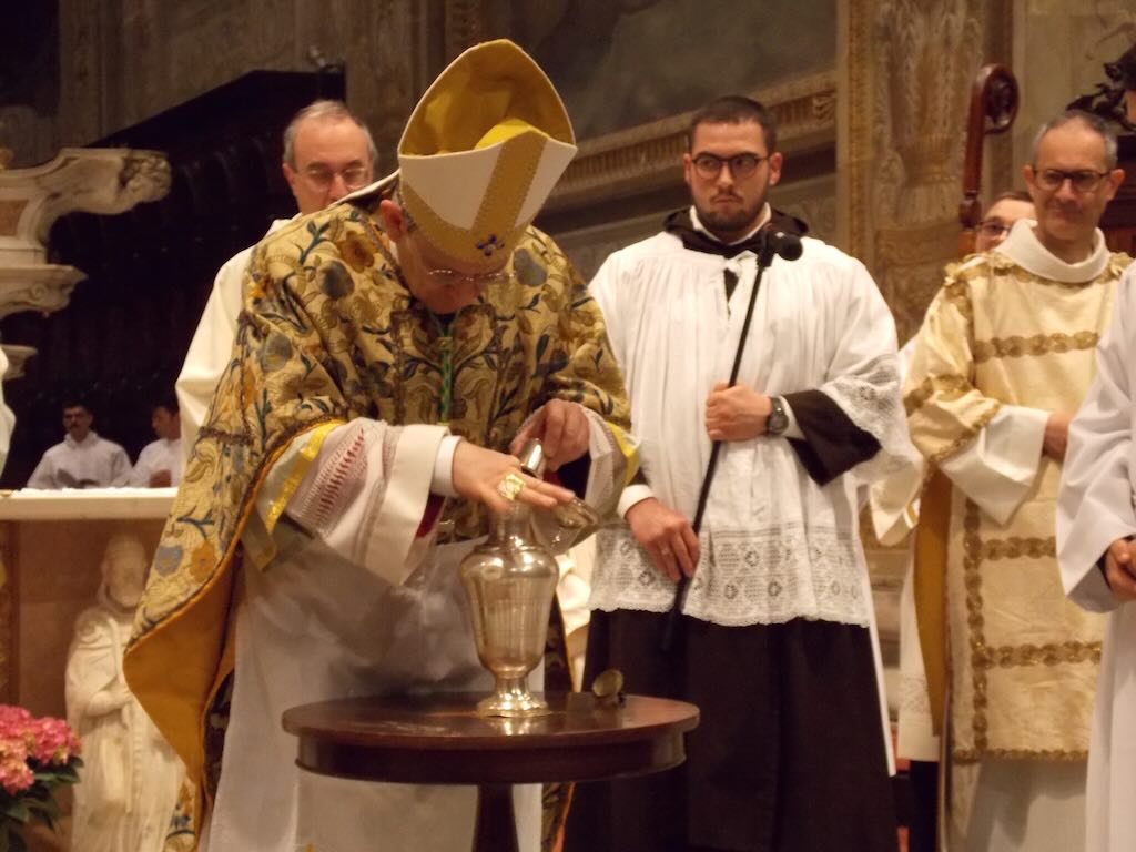 La messa del crisma nella Cattedrale Nostra Signora Assunta di Savona