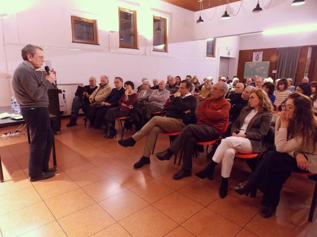 Il vescovo di Savona-Noli Calogero Marino incontra il mondo della cultura