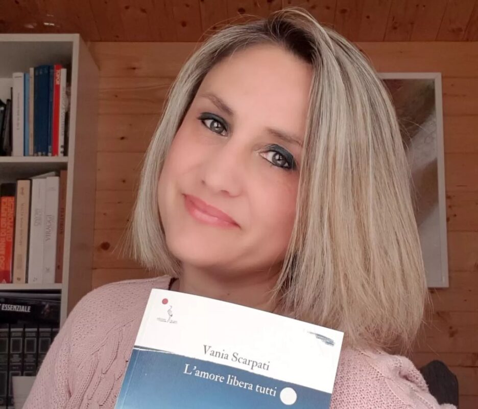 Vania Scarpati libro L’amore libera tutti 01 Vania Scarpati con il libro "L'amore libera tutti"