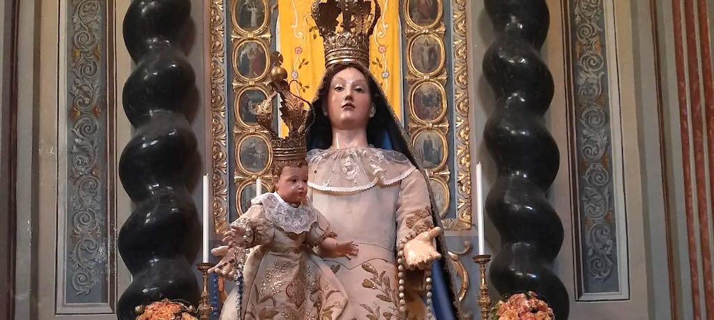 La statua di Nostra Signora Regina del Santo Rosario a Varigotti